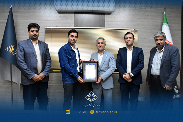 تقدیر رئیس دانشگاه میبد از مدیرعامل کاشی امین به دلیل بهره‌گیری از ظرفیت بند ب ماده ۱۱ قانون جهش تولید دانش‌بنیان طی همکاری با دانشگاه میبد